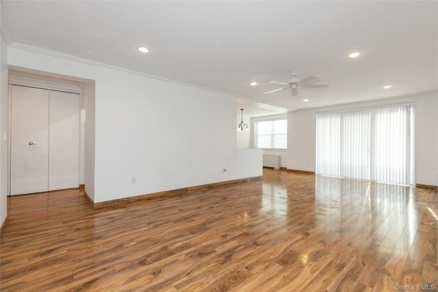 1 KENSINGTON GATE 302, Great Neck, NY 11021