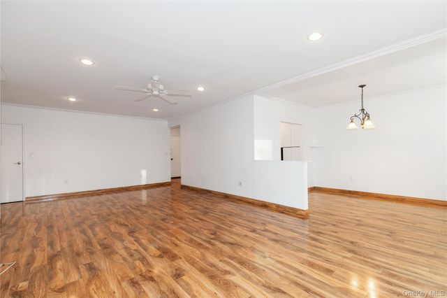 1 KENSINGTON GATE 302, Great Neck, NY 11021