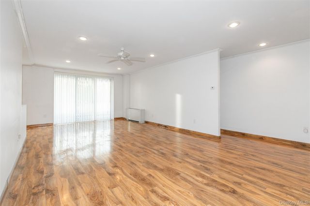 1 KENSINGTON GATE 302, Great Neck, NY 11021