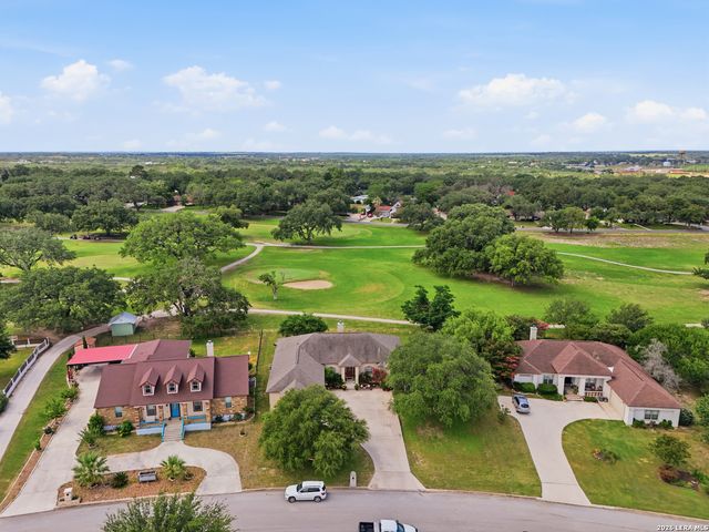 612 Jack Nickolaus Dr, Devine, TX 78016