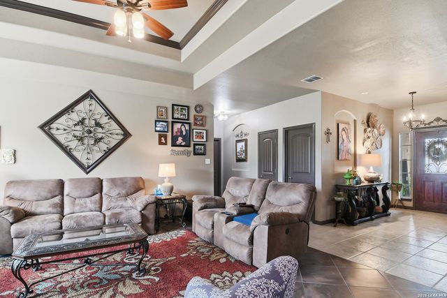 612 Jack Nickolaus Dr, Devine, TX 78016