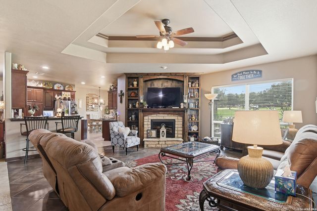 612 Jack Nickolaus Dr, Devine, TX 78016
