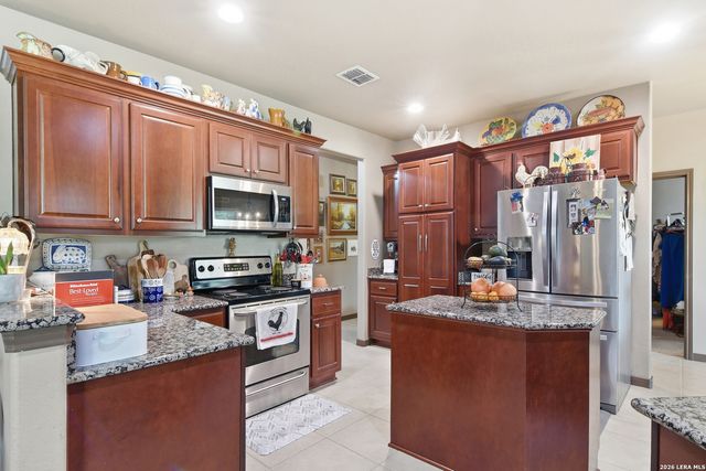 612 Jack Nickolaus Dr, Devine, TX 78016