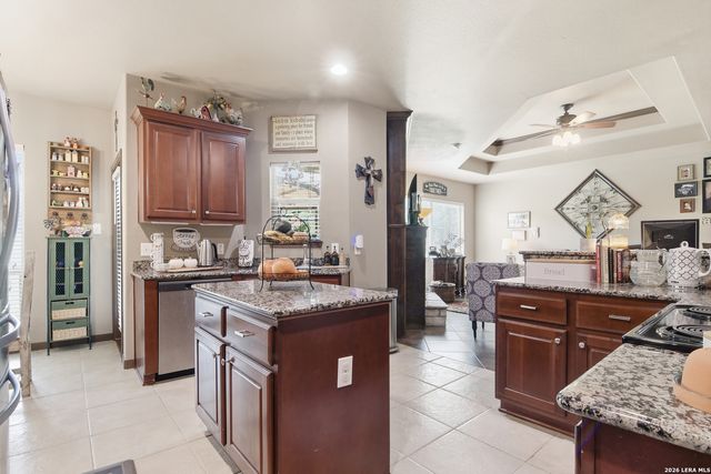 612 Jack Nickolaus Dr, Devine, TX 78016