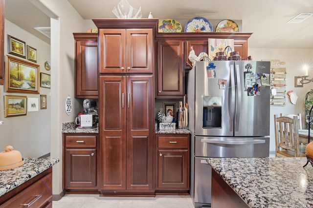 612 Jack Nickolaus Dr, Devine, TX 78016