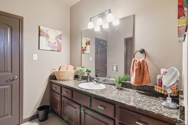 612 Jack Nickolaus Dr, Devine, TX 78016