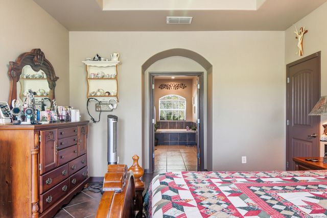 612 Jack Nickolaus Dr, Devine, TX 78016