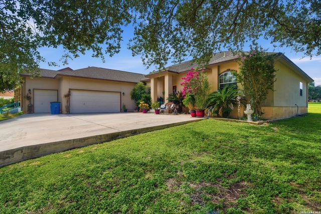 612 Jack Nickolaus Dr, Devine, TX 78016