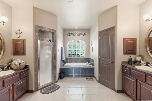 612 Jack Nickolaus Dr, Devine, TX 78016