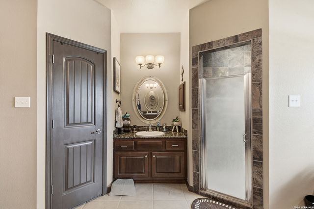612 Jack Nickolaus Dr, Devine, TX 78016