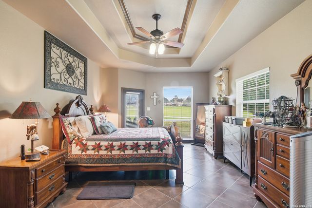 612 Jack Nickolaus Dr, Devine, TX 78016