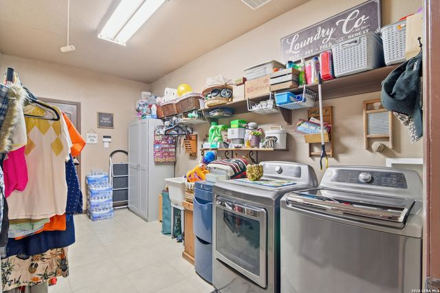 612 Jack Nickolaus Dr, Devine, TX 78016
