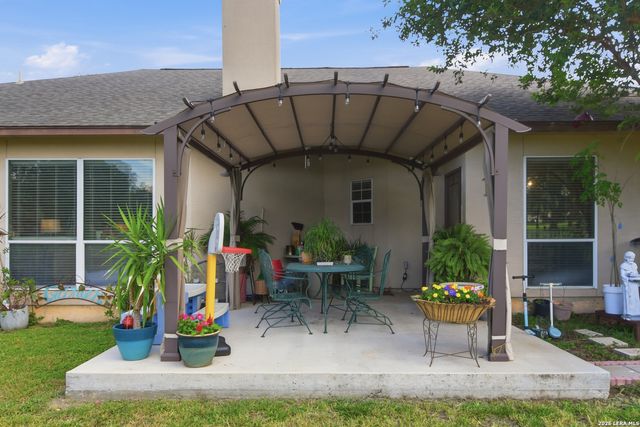 612 Jack Nickolaus Dr, Devine, TX 78016
