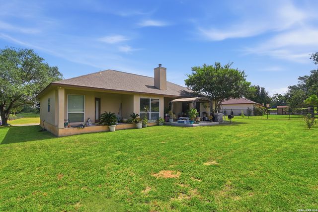 612 Jack Nickolaus Dr, Devine, TX 78016