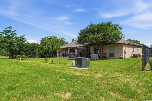 612 Jack Nickolaus Dr, Devine, TX 78016