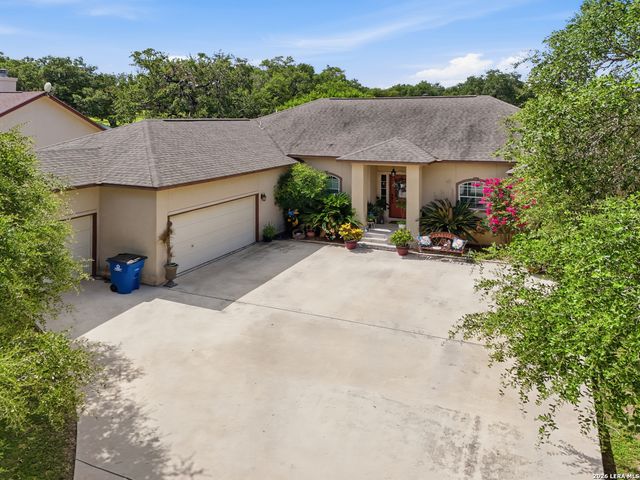 612 Jack Nickolaus Dr, Devine, TX 78016