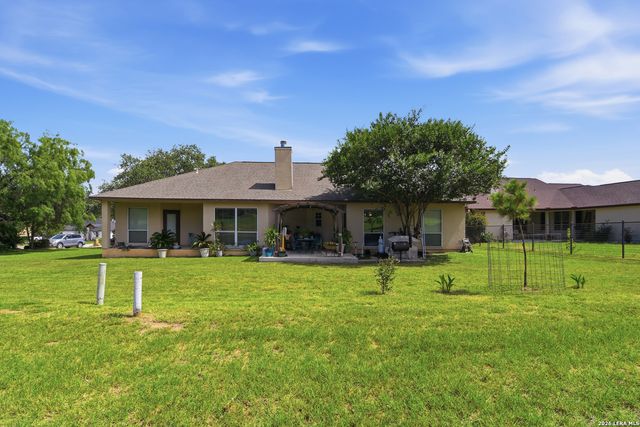 612 Jack Nickolaus Dr, Devine, TX 78016