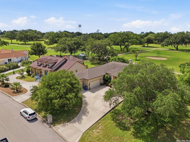 612 Jack Nickolaus Dr, Devine, TX 78016