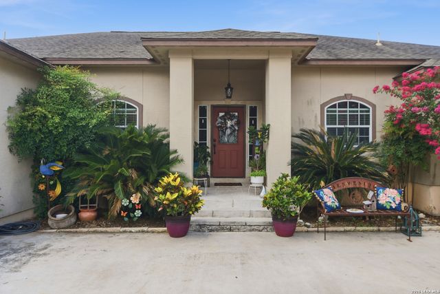612 Jack Nickolaus Dr, Devine, TX 78016