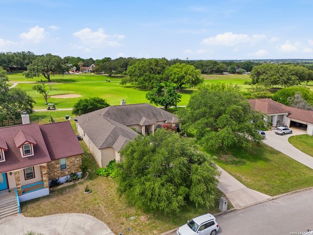 612 Jack Nickolaus Dr, Devine, TX 78016