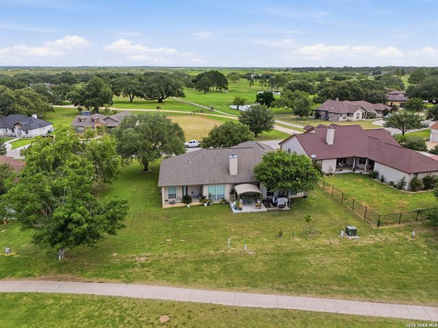 612 Jack Nickolaus Dr, Devine, TX 78016