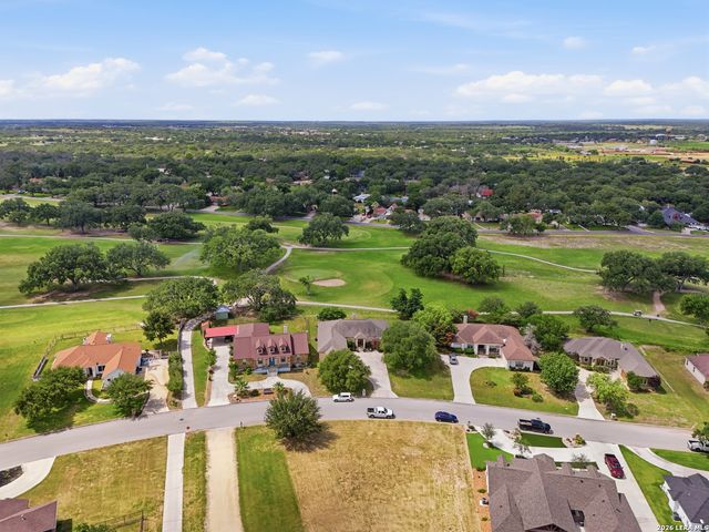 612 Jack Nickolaus Dr, Devine, TX 78016