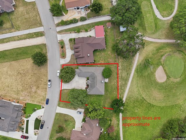 612 Jack Nickolaus Dr, Devine, TX 78016