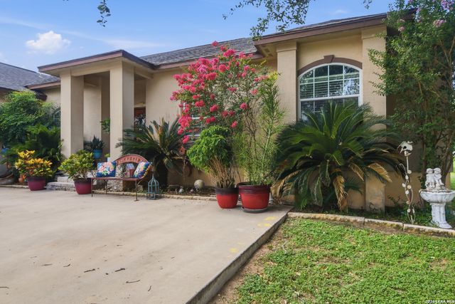 612 Jack Nickolaus Dr, Devine, TX 78016