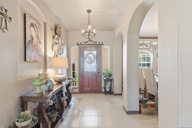 612 Jack Nickolaus Dr, Devine, TX 78016
