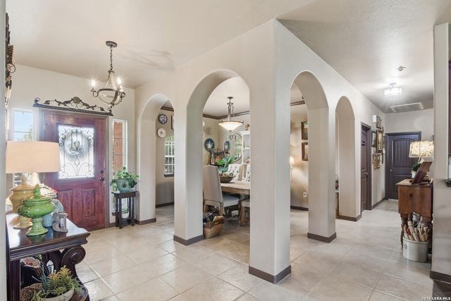 612 Jack Nickolaus Dr, Devine, TX 78016