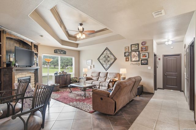 612 Jack Nickolaus Dr, Devine, TX 78016