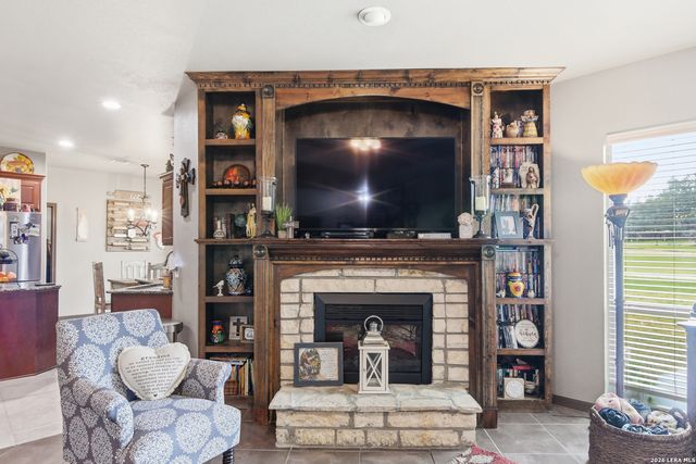 612 Jack Nickolaus Dr, Devine, TX 78016