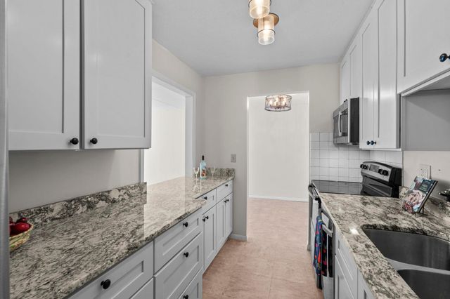 329 Geneva Avenue N 204, Oakdale, MN 55128