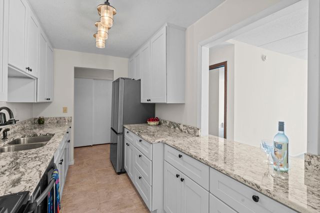 329 Geneva Avenue N 204, Oakdale, MN 55128