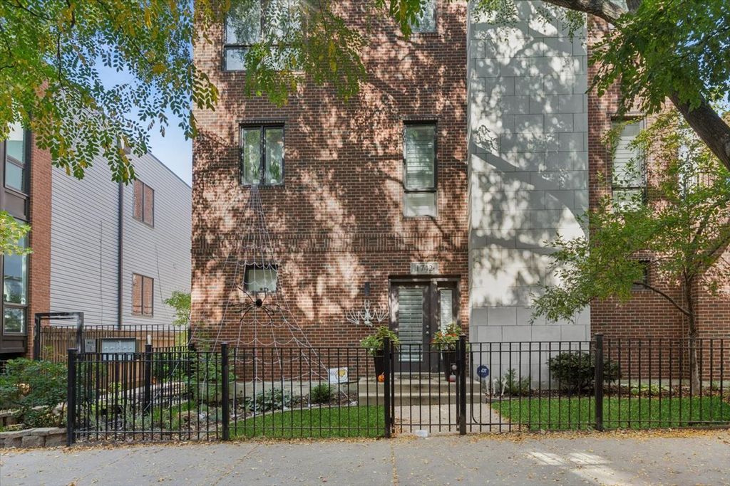 1742 W Diversey Parkway 3, Chicago, IL 60614 — exterior