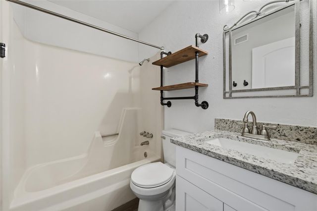 100 Edgewater Drive 32, Livingston, TX 77351