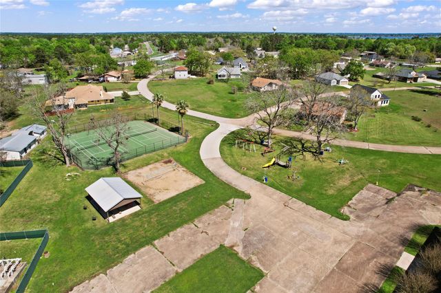 100 Edgewater Drive 32, Livingston, TX 77351
