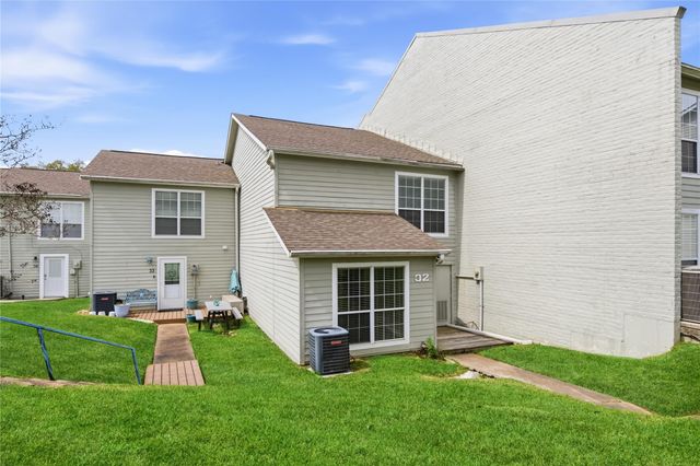 100 Edgewater Drive 32, Livingston, TX 77351
