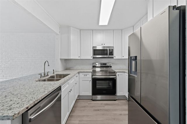 100 Edgewater Drive 32, Livingston, TX 77351