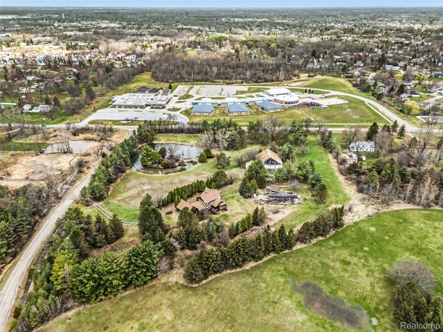 4385 Warwick Circle Drive, Grand Blanc Charter Township, MI 48439