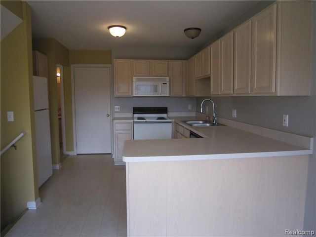 1069 Calpernia, Wixom, MI 48393