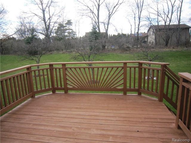 1069 Calpernia, Wixom, MI 48393