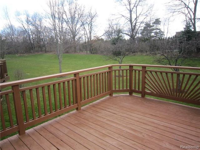 1069 Calpernia, Wixom, MI 48393