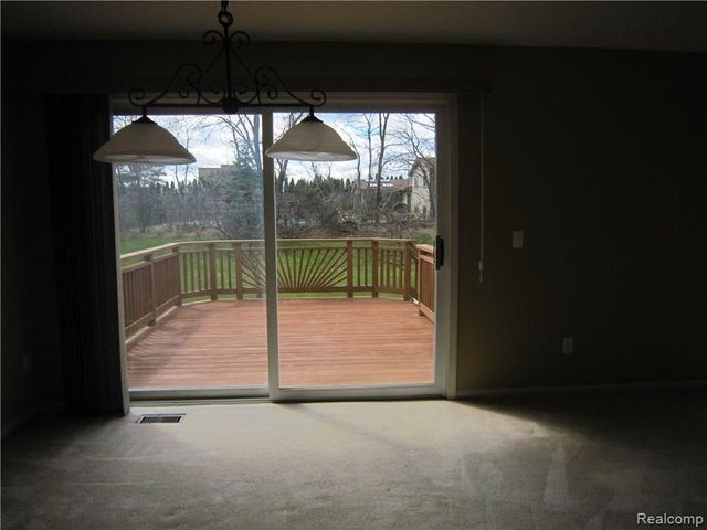 1069 Calpernia, Wixom, MI 48393