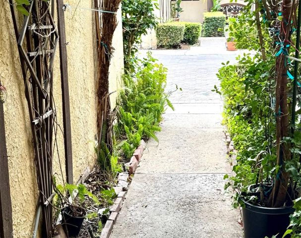 17241 Roscoe 16, Northridge, CA 91325