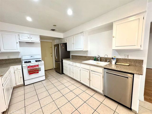 17241 Roscoe 16, Northridge, CA 91325