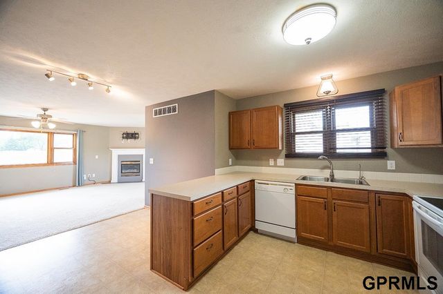 7739 Phares Drive, Lincoln, NE 68516