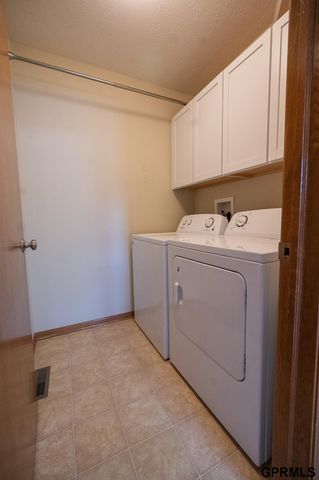 7739 Phares Drive, Lincoln, NE 68516