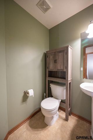 7739 Phares Drive, Lincoln, NE 68516