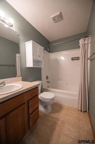 7739 Phares Drive, Lincoln, NE 68516